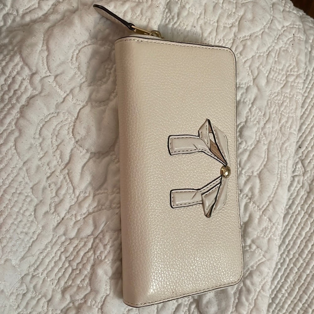 Coach Off-White/ Chalk Leather Bow Zip-Around Credit Card Long Wallet. Like New